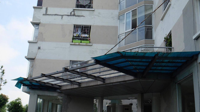 Tại KĐT Đặng Xá, mái hiên tốc mái sau cơn bão số 1.