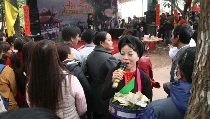 Quan họ vẫn ngửa nón xin tiền ở hội Lim năm nay.