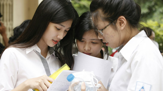 Sáng 2/7, tại điểm thi ĐH Sư phạm Hà Nội, một số thí sinh ra sớm nói rằng, đề Văn khá dễ. Thí sinh khá hào hứng với câu hỏi nghị luận bàn về sự hèn nhát và dũng khí. Ảnh: Như Ý.