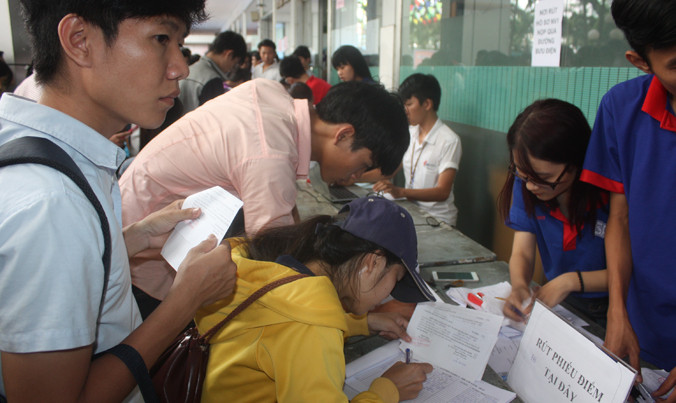 Việc xét tuyển ĐH- CĐ năm nay có nhiều thay đổi so với năm 2015 (Ảnh: Thí sinh nộp hồ sơ xét tuyển năm 2015 tại TPHCM).
