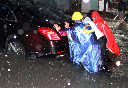 Nước ngập, ôtô, xe hai bánh chết máy la liệt. Ảnh: Vnexpress