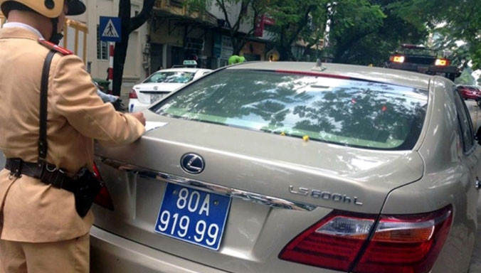 CSGT xử lý xe Lexus mang BKS màu xanh giả.