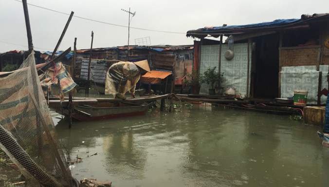 Người dân vất vả mưu sinh trong cái lạnh “xóm nổi”