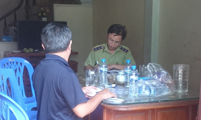 Tổ công tác Đội QLTT số 24 lập biên bản sự việc.