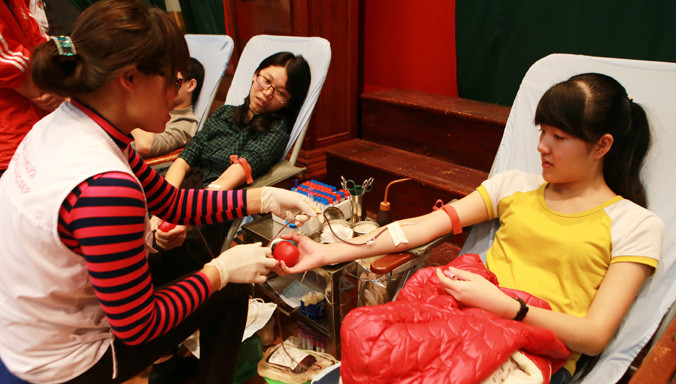 Ngày hội “Chủ nhật Đỏ” mang đậm tính nhân văn được đông đảo học sinh, sinh viên và người dân nhiệt tình ủng hộ. Ảnh: Như Ý.