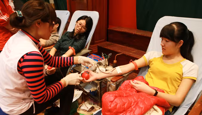 Ngày hội “Chủ nhật Đỏ” mang đậm tính nhân văn được đông đảo học sinh, sinh viên và người dân nhiệt tình ủng hộ. Ảnh: Như Ý.