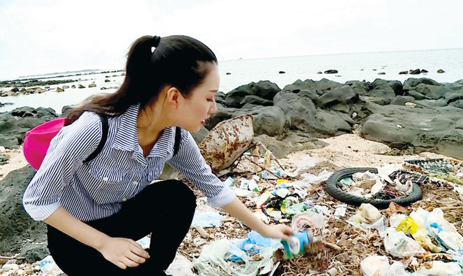 Lê Trần Ngọc Trân ở biển Lý Sơn. Ảnh: BTC.