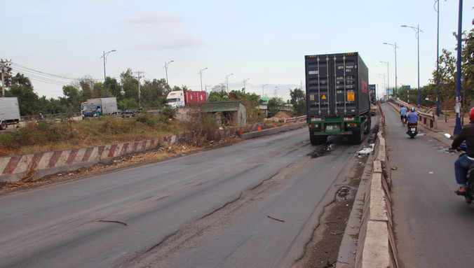 Mặt đường bị lún sâu tạo thành rãnh gây nguy hiểm cho các phương tiện tham gia giao thông.