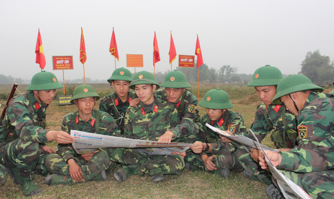 Cán bộ, chiến sỹ Trung đoàn 148 (Sư đoàn 316) trong phút giải lao trên thao trường.