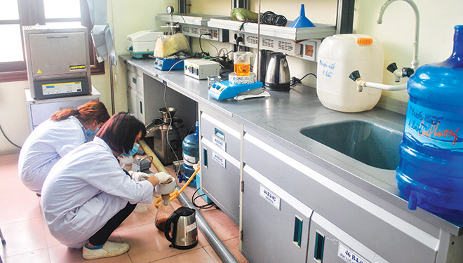 Một thiết bị được đầu tư hơn 10 năm trước vẫn đang được sử dụng tại Phòng thí nghiệm Công nghệ lọc, hóa dầu. Ảnh: Nguyễn Hoài.