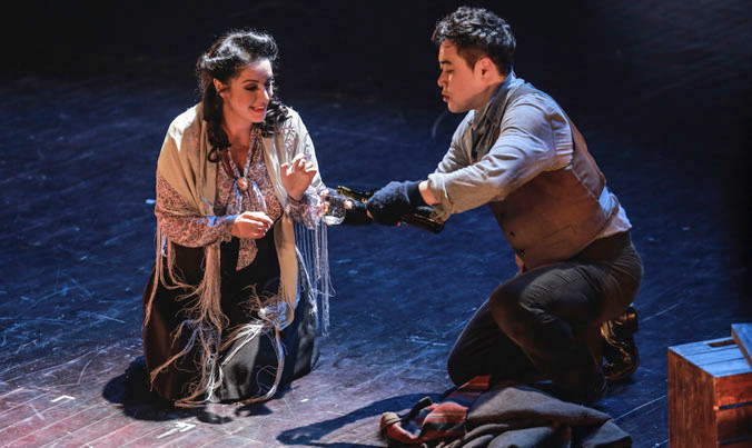 Nếu là rượu thật thì xong La bohème, các diễn viên hẳn phải say khướt. Ảnh: Đào Tuấn.