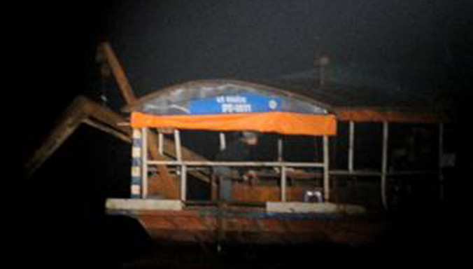 Một chiếc tàu hút đang khai thác cát trái phép đoạn sông ở Thượng Cát, Bắc Từ Liêm. (Ảnh cắt từ clip).