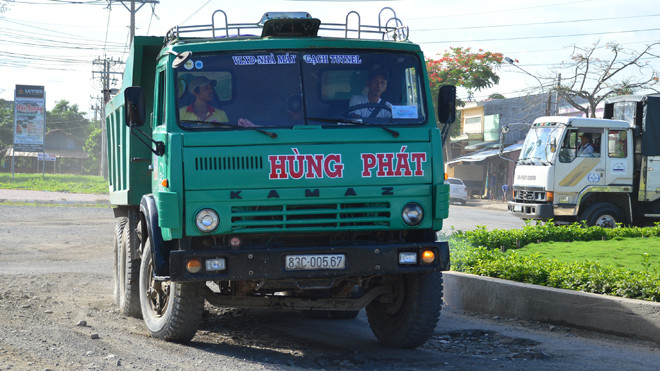 Những chiếc xe chở quá tải trên đường phố Sóc Trăng.