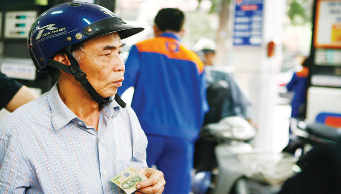 Bị móc túi từ thuế xăng dầu, người dân chưa thể đòi lại tiền. Ảnh: Hồng Vĩnh.