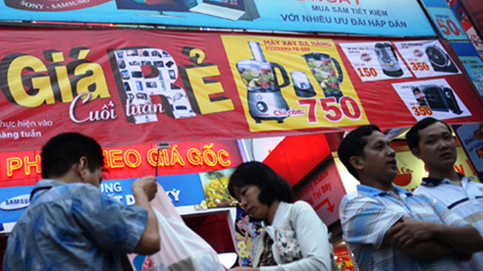 Người dân mua sắm tại một trung tâm điện máy.