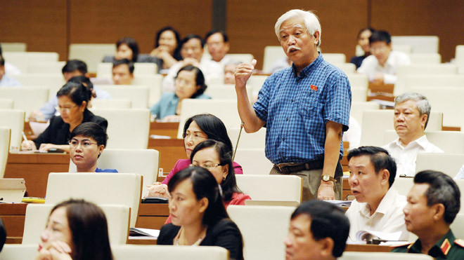 Đại biểu Quốc hội Dương Trung Quốc phát biểu tại hội trường QH kỳ họp khóa XIII. Ảnh: Như Ý.
