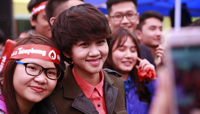 Ca sĩ Lê Cát Trọng Lý với các bạn sinh viên tình nguyện hiến máu. Ảnh: Hồng Vĩnh.