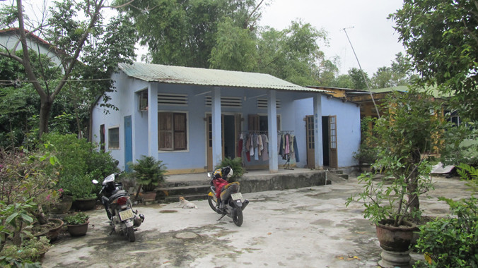 Ngôi nhà cấp 4 của anh Lý Phước Cang ở thôn Dương Sơn (anh này chính là chủ nhân 12 lô đất biệt thự ở khu vực sân bay Nước Mặn). Ảnh: Nam Cường.