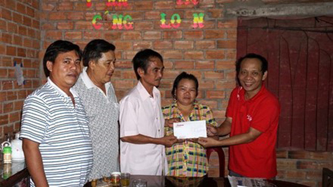 Ngày 28/12, PV Tiền Phong trao cho vợ chồng ông Huỳnh Văn Nén 40 triệu đồng do Cty Cổ phần Phát triển nhà Thủ Đức tặng để ông Nén sửa nhà.