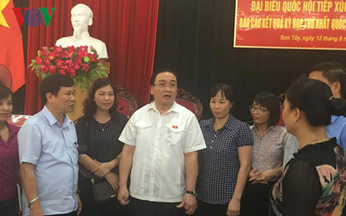 Bí thư Thành ủy Hoàng Trung Hải trò chuyện cùng các đại biểu. Ảnh: VOV