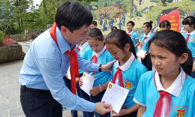 Anh Nguyễn Long Hải, Bí thư T.Ư Đoàn, Chủ tịch Hội đồng Đội T.Ư trao học bổng Vừ A Dính cho 75 liên đội trưởng xuất sắc của tỉnh Cao Bằng. Ảnh: Quang Lộc.