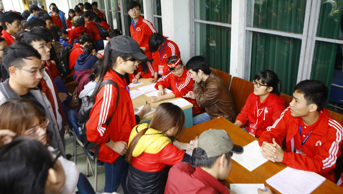 Sinh viên chen chân hiến máu tại Đại học Bách khoa Hà Nội.