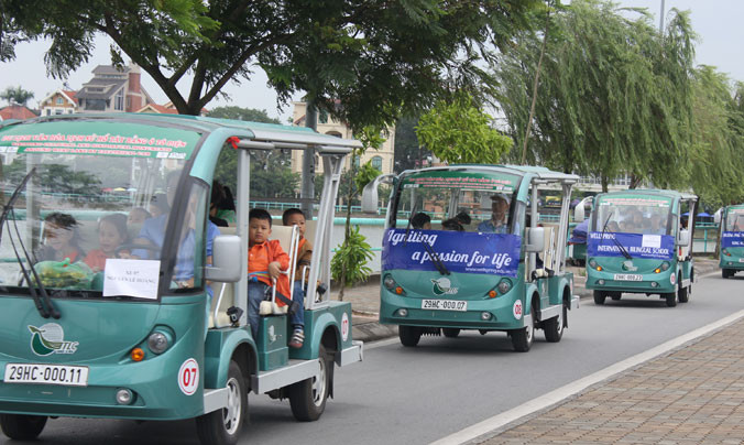 Ô tô điện của Cty Cổ phần TLC chở khách chạy xung quanh Hồ Tây. Ảnh: Anh Trọng.