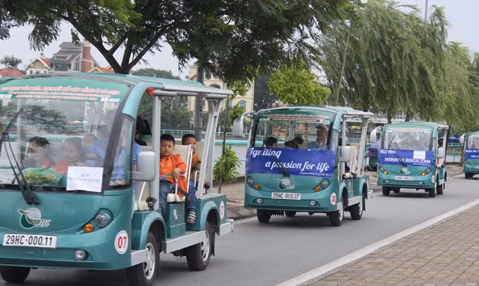 Ô tô điện của Cty Cổ phần TLC chở khách chạy xung quanh Hồ Tây. Ảnh: Anh Trọng.
