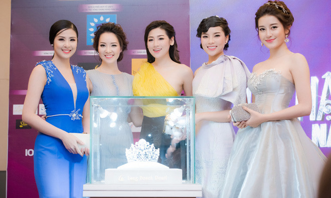 Các hoa hậu và á hậu trong thời khắc công bố vương miện Hoa hậu Việt Nam 2016. Ảnh: Chí Linh.