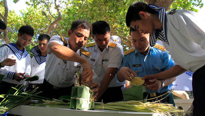 Các chiến sĩ gói bánh chưng đón Tết ở Trường Sa. Ảnh: Trường Phong.