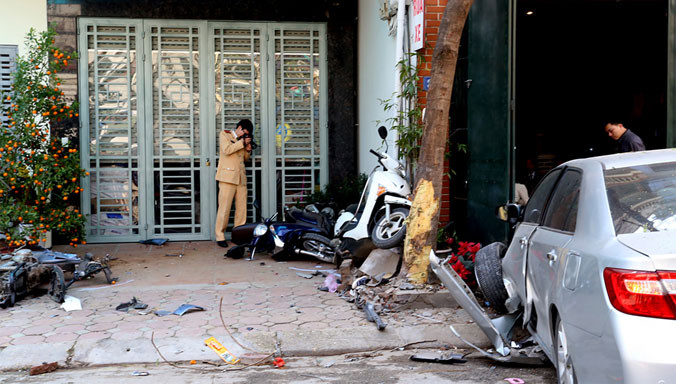 Chiếc ô tô gây tai nạn làm 3 người chết trên đường Ái Mộ (Long Biên, Hà Nội) chỉ dừng khi leo lên vỉa hè, cắm vào cửa nhà dân, hôm 29/2. Ảnh: Phương Sơn.