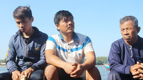 Ba ngư dân đặc biệt trên tàu cá của ông Võ Văn Lựu vừa bị Trung Quốc đâm chìm giữa Hoàng Sa thoát chết trở về: Ông nội Võ Băng (72 tuổi), cháu rể Nguyễn Trung Hậu và cháu nội Võ Văn Cầu (từ phải qua). Ảnh: H. Văn.