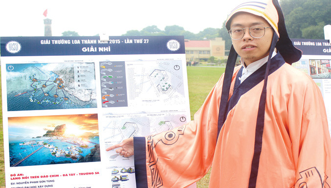 Phạm Sơn Tùng bên cạnh đồ án Làng nổi trên đảo chìm Đá Tây - Trường Sa.