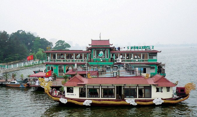 Những “thủy xa” trên mặt nước Hồ Tây từ 30/4 sẽ có bến neo đậu. Ảnh: Anh Trọng.