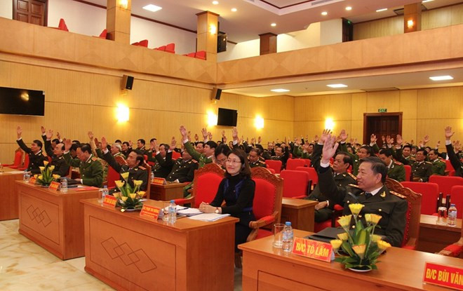 Các đại biểu biểu quyết nhất trí giới thiệu 4 người ra ứng cử ĐBQH. Ảnh: VTC