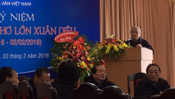 Khung cảnh hội thảo Xuân Diệu sáng 3/2 (trong ảnh là nhà thơ Vũ Quần Phương đang tham luận).