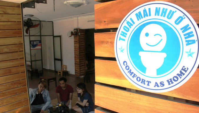 Logo mời đi vệ sinh miễn phí bắt gặp trên rất nhiều quán cà phê, khách sạn. Ảnh: Thanh Trần.