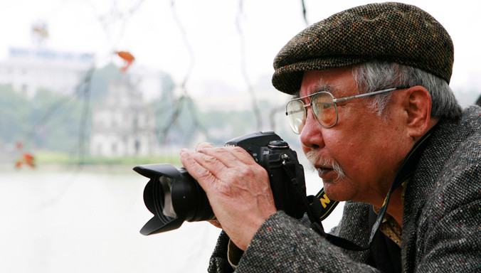 Nghệ sĩ Mai Nam đang tác nghiệp bên bờ Hồ (Hà Nội). Ảnh: Hồng Vĩnh.