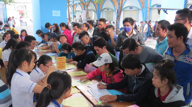 Thí sinh nộp hồ sơ xét tuyển tại trường Đại học Công nghiệp Thực phẩm TPHCM.