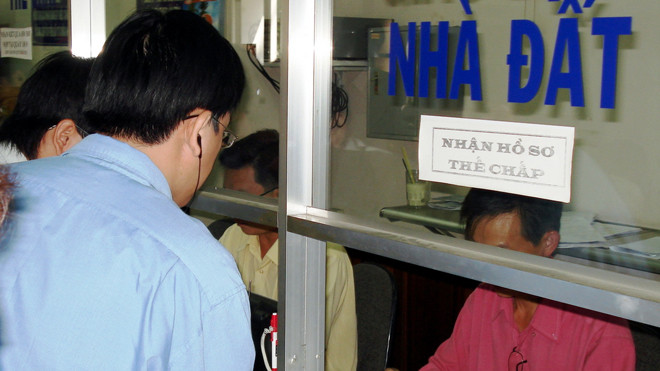 Người dân làm thủ tục xin cấp sổ đỏ tại TPHCM.