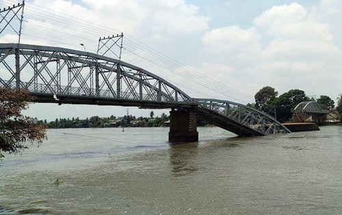 Cầu Ghềnh bị đâm sập. Ảnh; Vnexpress 