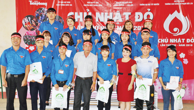 Ban Tổ chức Chủ nhật Đỏ trao phần thưởng cho các SV xuất sắc trong phong trào HMTN.