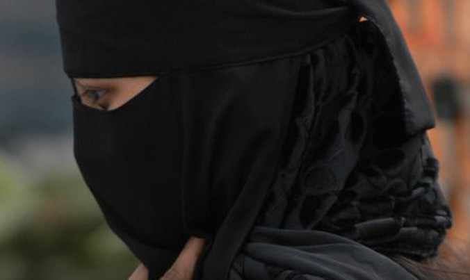 MC mặc trang phục Hồi giáo gây xôn xao dư luận Anh