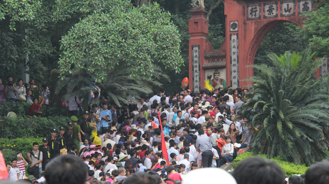 Biển người hành hương về Đền Hùng. Ảnh: Tùng Duy.