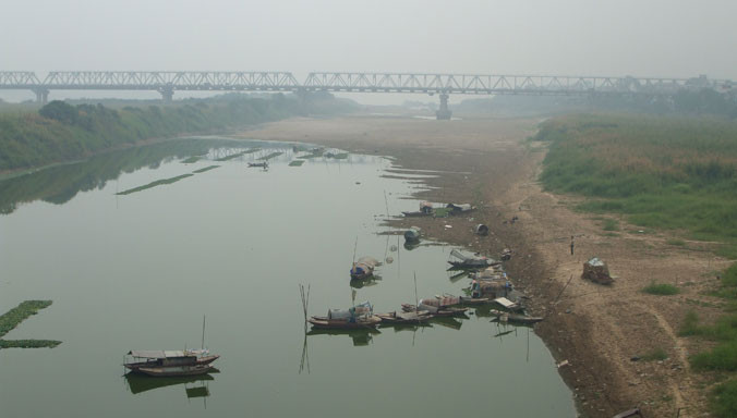 Mực nước sông Hồng đã xuống rất thấp trong khoảng 10 năm qua. Ảnh: Ngọc Tuyền.