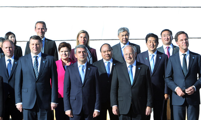 Thủ tướng Nguyễn Xuân Phúc với các trưởng đoàn chụp ảnh chung tại lễ bế mạc hội nghị. Ảnh: TTXVN.