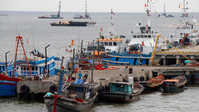 Tàu thuyền vẫn nằm bờ bởi sự cố môi trường Formosa Ảnh: H.T.