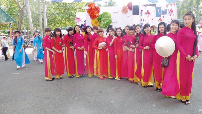 Các sinh viên một trường dạy nghề trong Lễ hội Áo dài năm 2013.