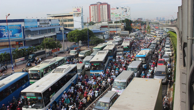 Kẹt xe kinh hoàng trên Xa lộ Hà Nội. Ảnh: Ngô Bình.
