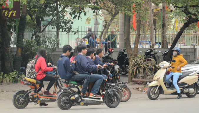 Học sinh vô tư đầu trần tham gia giao thông đầu tháng 3/2015. Ảnh: Mai Dung.